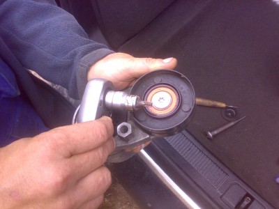Звёздочкой Т40 откручиваем винт, крепящий ролик.