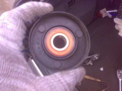 Подшипник ролика закрыт пыльниками, пытался выдавить подшипник - не идёт...написано 6203LHA, NTN