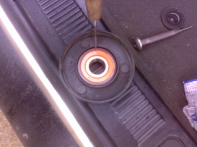 Шилом, аккуратно поддеваем пыльник и ...