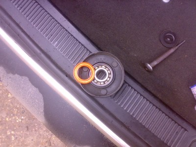 ...снимаем его. Видно что внутри сухо.