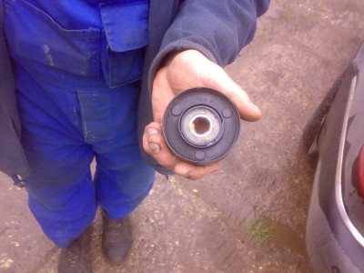 Набиваем смазкой, я использовал Литол-24, температура до 120 градусов. Можно подготовиться и взять другую.