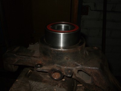 2.JPG (176.53 КБ) 3233 просмотра Наживляем с помощью молотка новый подшипник,, главное не упустить, что внутри подшипника обоймы разного диаметра, та где диаметр больше должна быть в сторону ступицы..