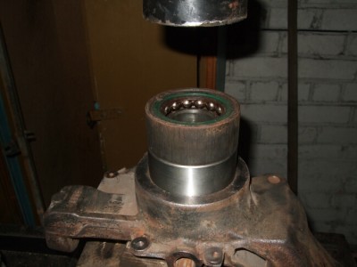3.JPG (203.51 КБ) 3233 просмотра Ставим старый подшипник на новый и давим пресом..
