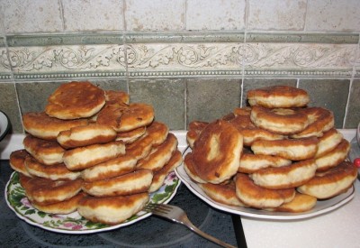 Слева с капустой. Справа с картошкой и грибами
