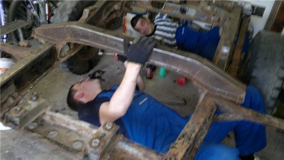 Потом откручиваем стремянки и снимаем  рессоры.