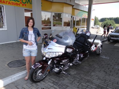 Наша одноклубница на фоне Голды....