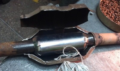 сварил трубу диам 80мм длиной 200мм, сплюснул для вхождения в корпус до овала 65х95мм, концы надрезал по периметру и отогнул внутрь