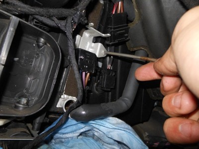 DSCN0280.JPG (129.48 КБ) 18360 просмотров Откручиваем фиксатор теплообменников,как видите антифриз уже вытек грамм 200...