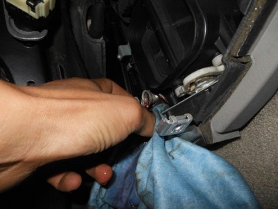 DSCN0293.JPG (120.7 КБ) 18342 просмотра Так же откручиваем хомуты и выливается не большое колличество антифриза...