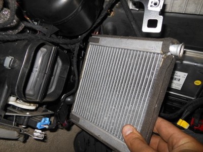 DSCN0297.JPG (143.29 КБ) 18333 просмотра Сборка! Засовываем новый Первый теплообменник сосками в ту сторону,а второй в эту,главное ,чтоб паролон был нигде неотклеен,а то воздух будет проходить мимо,и будет не ташкент!