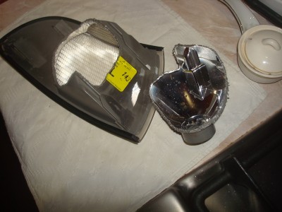 дешёвым паяльников вырезаем себе место, фронт работы так сказать...