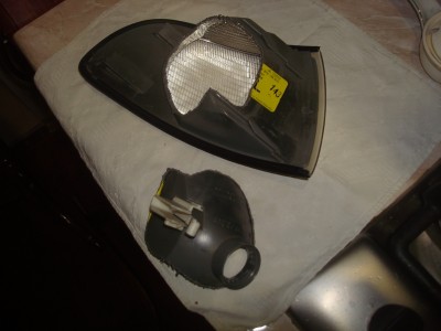 направляющие и места креплений к фаре и крылу НЕ ТРОГАЕМ!!! всё вырезаем вокруг.