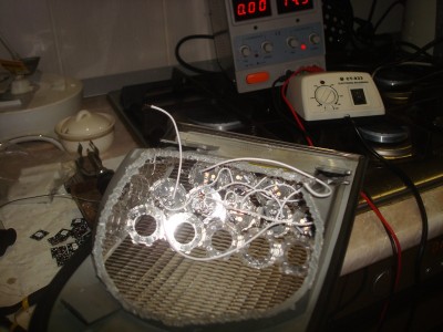 после вклейки ждём 5-7 минут и клеим следующую &quot;полоску&quot; отражателей к предыдущей. клея много лить не надо, чтобы не было потёков на стёклышке...