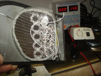 каждую полосу, после вклейки, проверяем на свечение, подавая 14,5 В ... Косяки почти неустранимы после сборки - надо быть аккуратным.