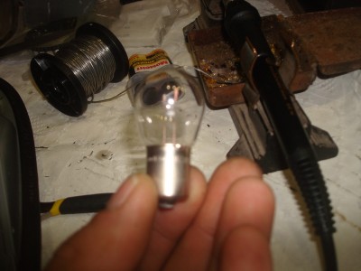 берём перегоревшую лампочку поворота и бъём её стеклянную часть (завернув в ткань)... У меня даже краска с колбы вся сгорела ...