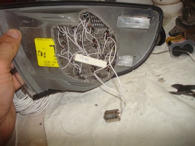 и припаиваем провода &quot;+&quot; и &quot;-&quot; к ножкам лампочки, прозвонив где центральный электрод - там будет плюс.