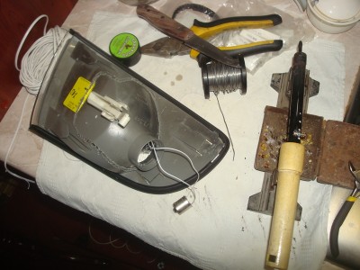 вставляем на место вырезанный кусочек и аккуратно заплавляем всю линию реза