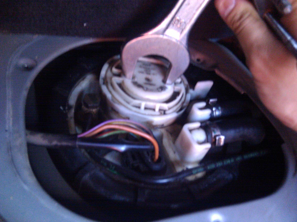 крышку пластиковую поворачиваем на 2см по часовой стрелке! ключ на 30 и струбцинка. снимаем крышку