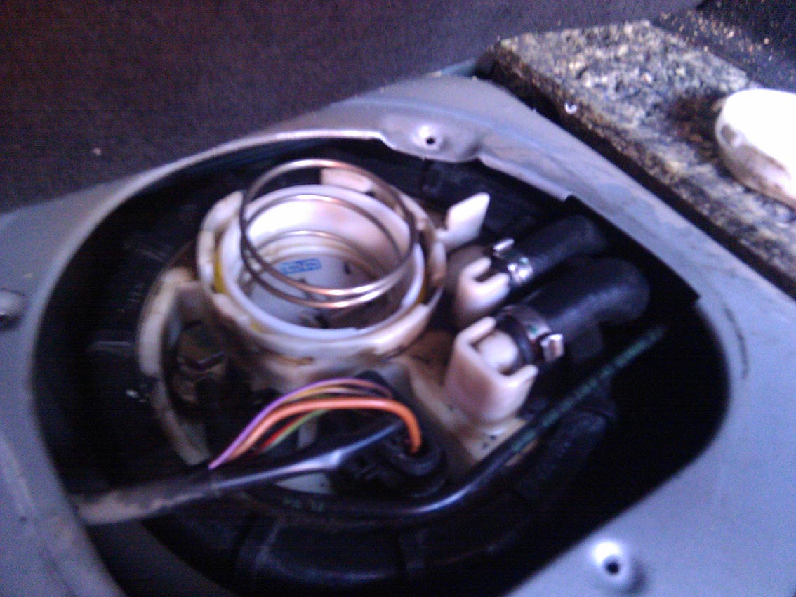 там видим датчик уровня топлива_длинный цилиндр. извлекаем