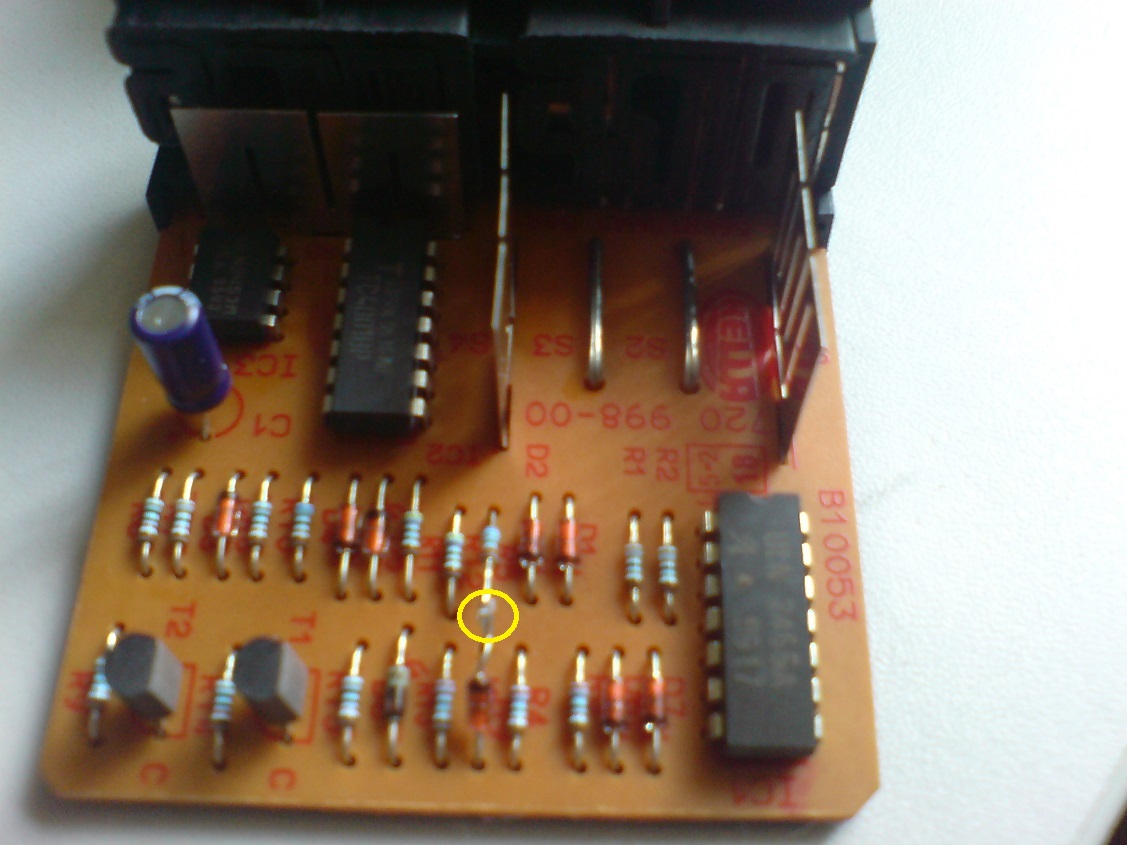резистор и диод отсоединяем от проводника и спаиваем между собой