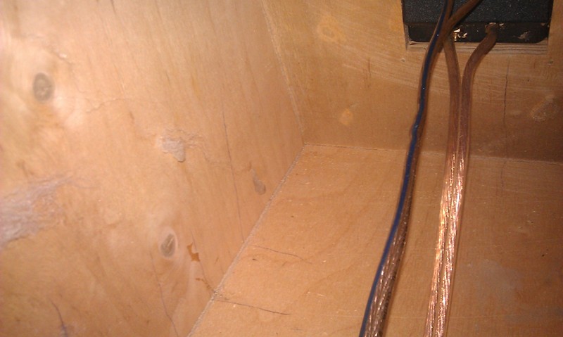 Ревизия корпуса изнутри на предмет трещин в соединениях фанеры.......их нет там