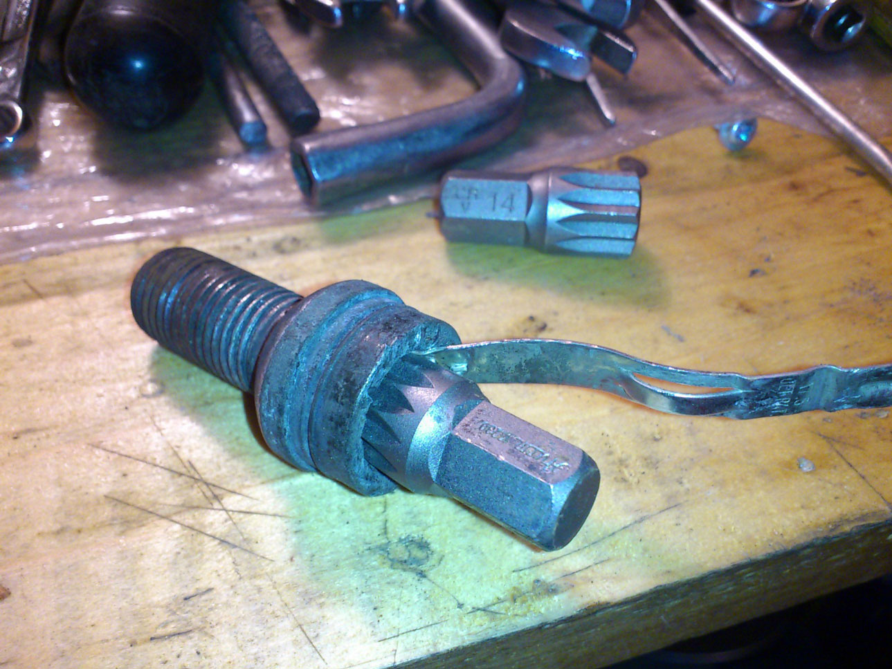 Помогла двенадцатигранная звездочка М14 забитая в болт вместе с оригинальным ваговским хомутом)))