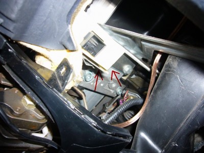 Старый блок управления который находится в штатном месте. Почему-то он не подключен?