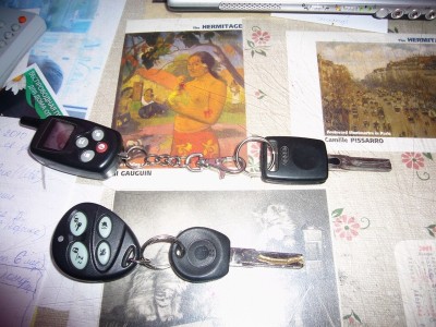 верхний ключ, с которого заводилась машина, нижний похож на нарезанный с болванки.