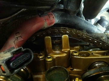 Цепь натянута рукой не сдвинуть