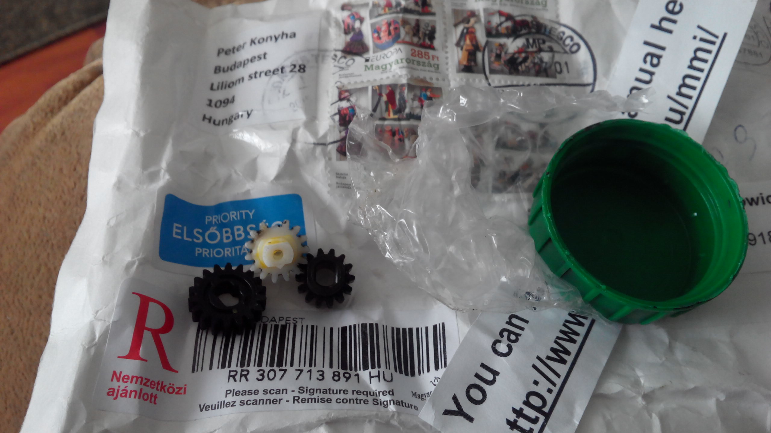 на белой шестерне сломан зуб